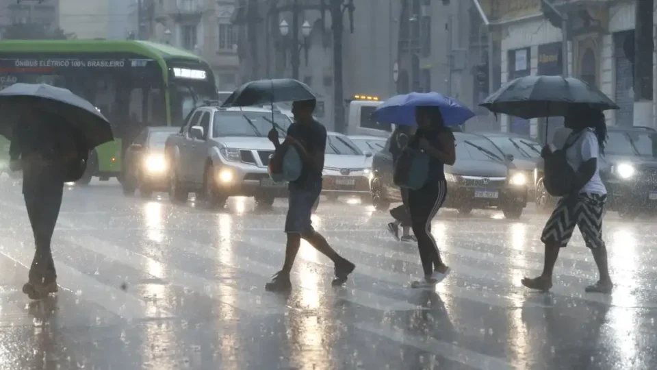 Frente fria derruba temperaturas em São Paulo e traz chuva forte com ventos de até 60 km/h