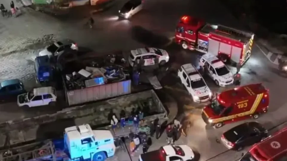 Corpo é encontrado submerso em canal no litoral de São Paulo e polícia investiga o caso