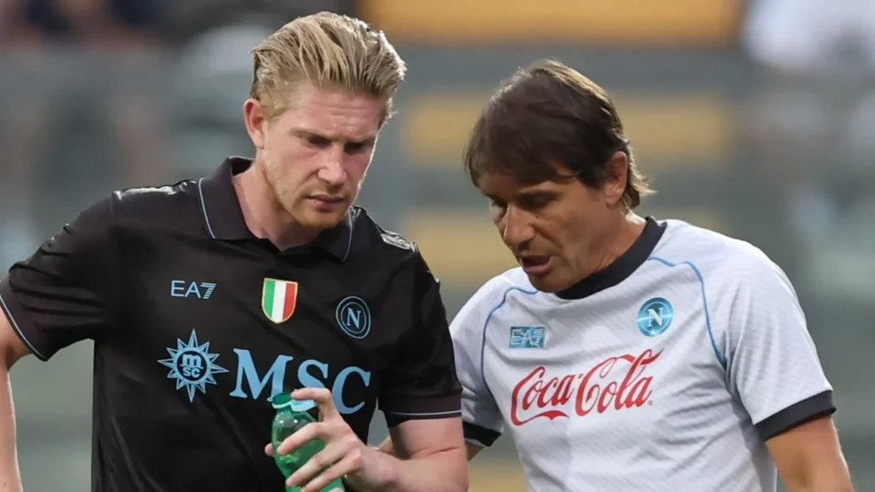 De Bruyne celebra saída de Conte e brilha no Mundial