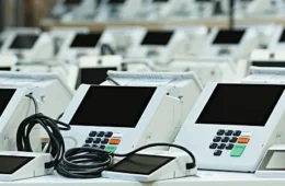 Dez urnas eletrônicas são substituídas durante eleição suplementar e chamam atenção de eleitores