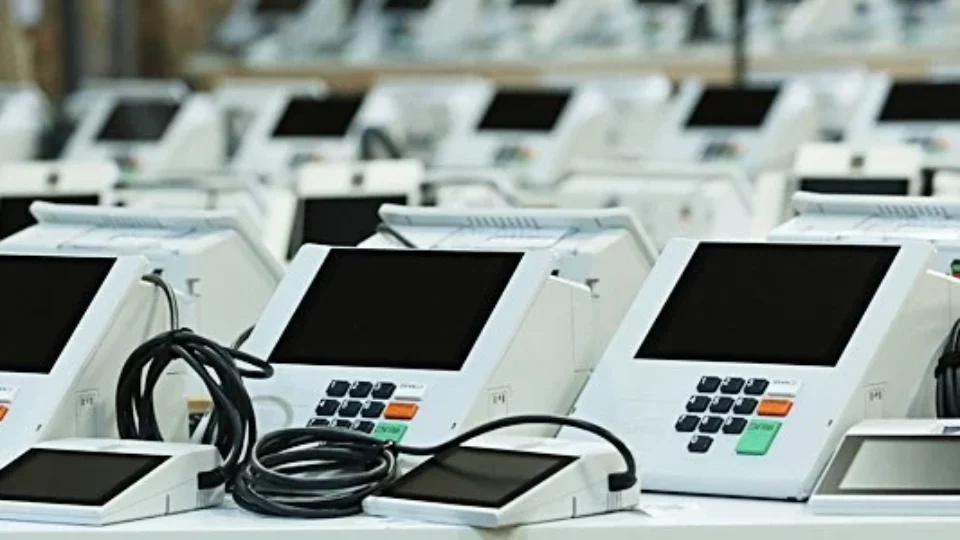 Dez urnas eletrônicas são substituídas durante eleição suplementar e chamam atenção de eleitores