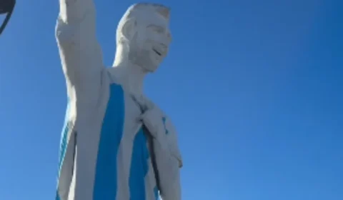 Altura de Messi: Estátua gigante honra o craque