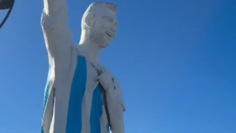 Altura de Messi: Estátua gigante honra o craque