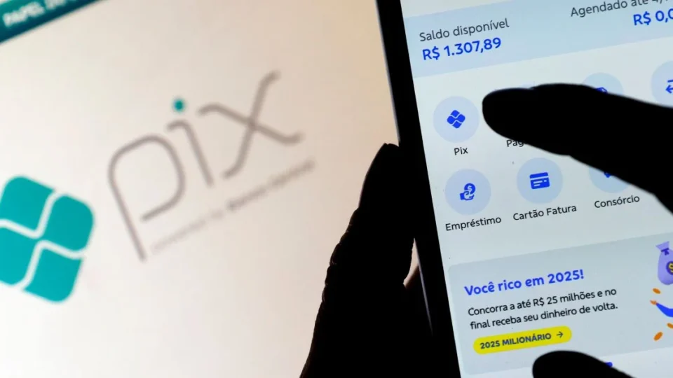PEC que amplia autonomia do Banco Central é aprovada em comissão; texto reforça controle sobre o Pix