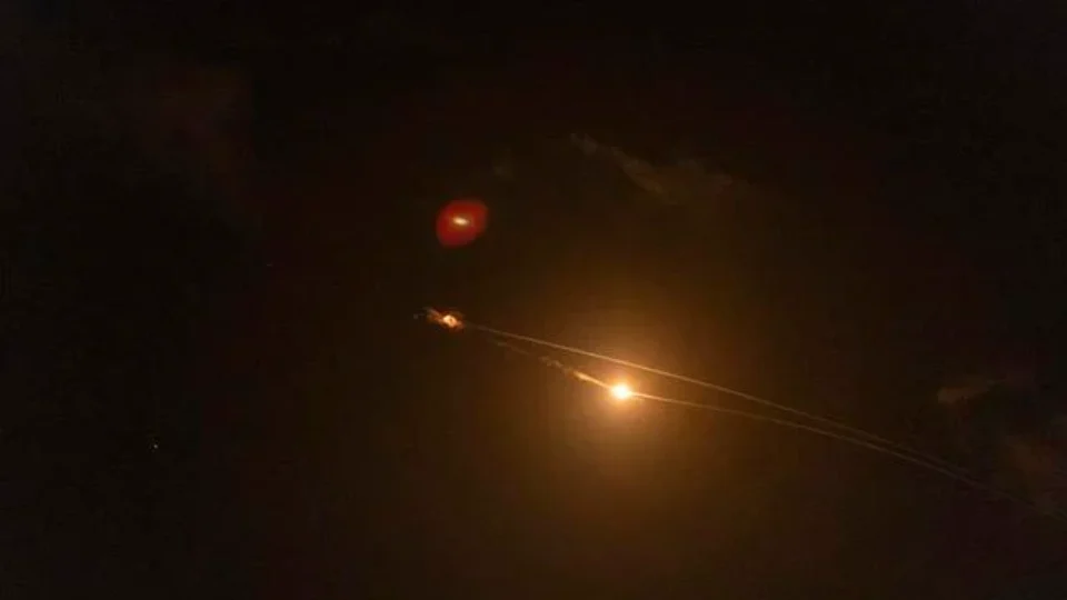 Irã ataca o norte de Israel após bombardeio em Beirute; Tel Aviv promete retaliação