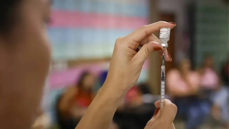 Nova vacina contra pneumonia e meningite começa a ser aplicada no SUS e amplia proteção de grupos prioritários