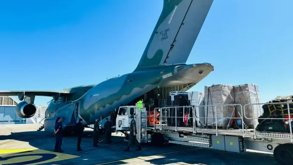 FAB resgata 13 brasileiros na Venezuela; tragédia deixa1.450 mortos e mais de 50 mil desaparecidos