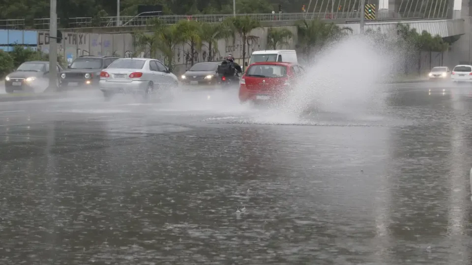 Chuva fora de época e ventos de até 100 km/h acendem alerta de tempestade no Brasil