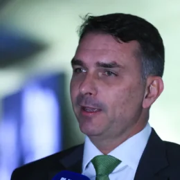 Flávio Bolsonaro diz que eleitores querem perfil mais moderado dentro da família Bolsonaro