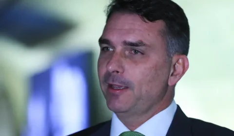 Flávio Bolsonaro diz que eleitores querem perfil mais moderado dentro da família Bolsonaro