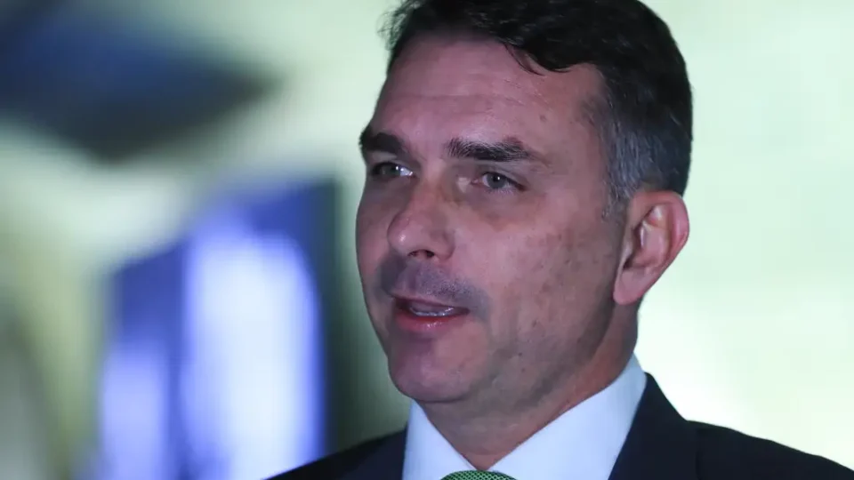 Flávio Bolsonaro diz que eleitores querem perfil mais moderado dentro da família Bolsonaro