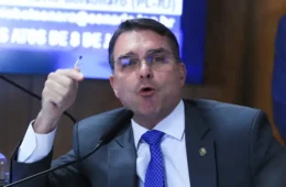 Flávio Bolsonaro critica STF e diz que decisões judiciais afastam investimentos do país