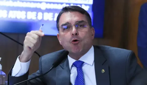Flávio Bolsonaro critica STF e diz que decisões judiciais afastam investimentos do país