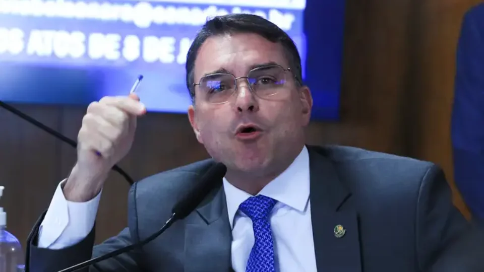 Flávio Bolsonaro critica STF e diz que decisões judiciais afastam investimentos do país