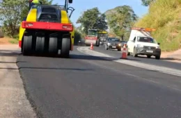 Tecnologia transforma plástico descartado em asfalto mais resistente em rodovia do Sul de Minas