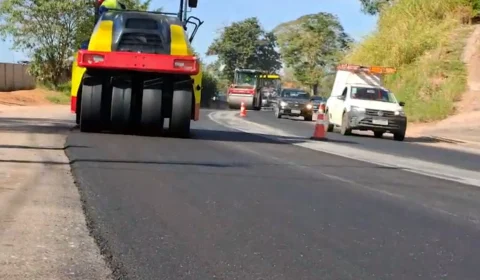 Tecnologia transforma plástico descartado em asfalto mais resistente em rodovia do Sul de Minas