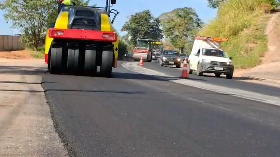 Tecnologia transforma plástico descartado em asfalto mais resistente em rodovia do Sul de Minas
