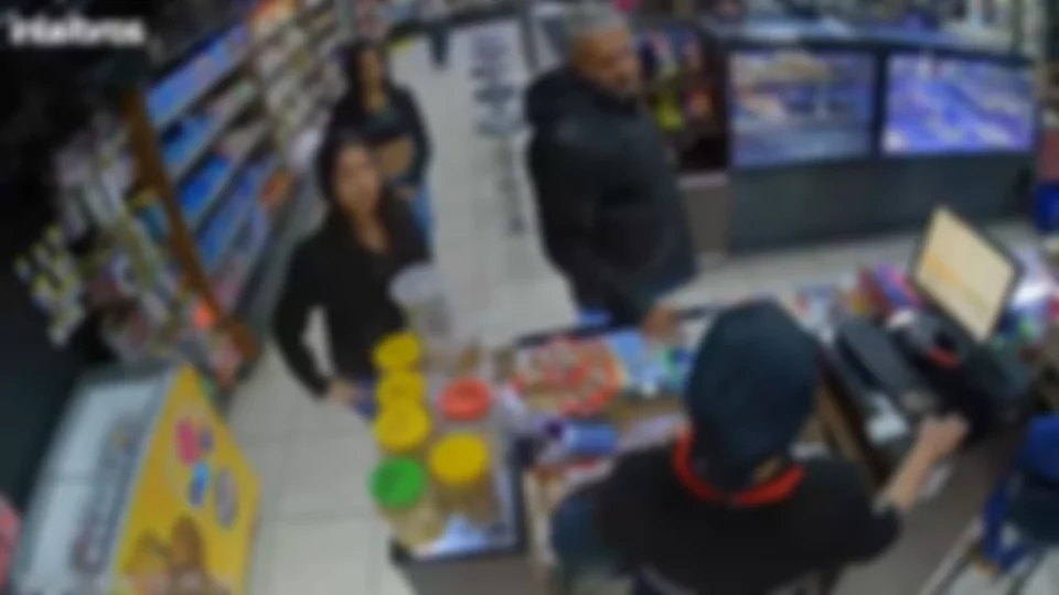 Funcionária de padaria denuncia agressão após discussão por salgado em MG; veja vídeo