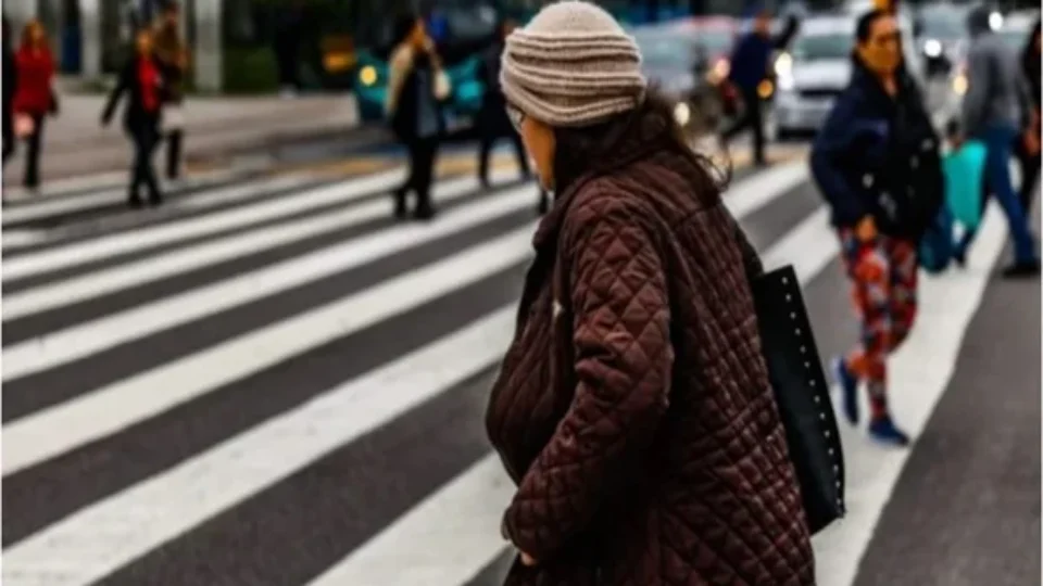 Frente fria derruba temperaturas no Sul e Sudeste enquanto chuva forte acende alerta em parte do Centro-Sul