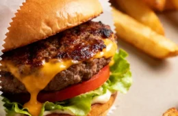 Trabalhador será indenizado por receber só fast food