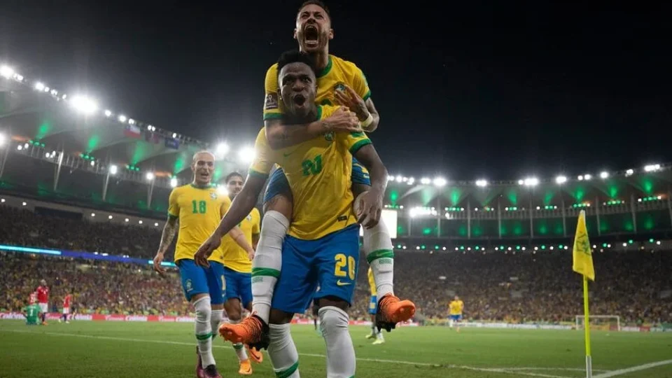 Retorno de Neymar reacende disputa por protagonismo e coloca Vini Jr. diante de novo desafio na Seleção