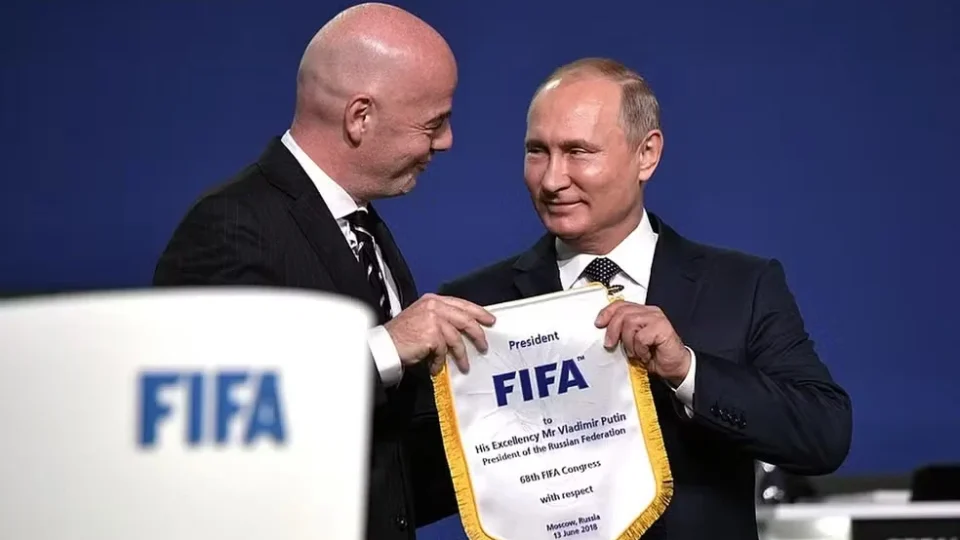 Rússia volta a disputar torneio da Fifa após quatro anos de suspensão internacional