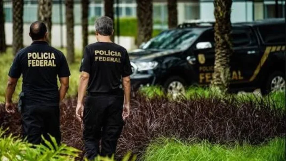 Convocação de delegados da PF gera questionamentos após operação que atingiu aliados do governo