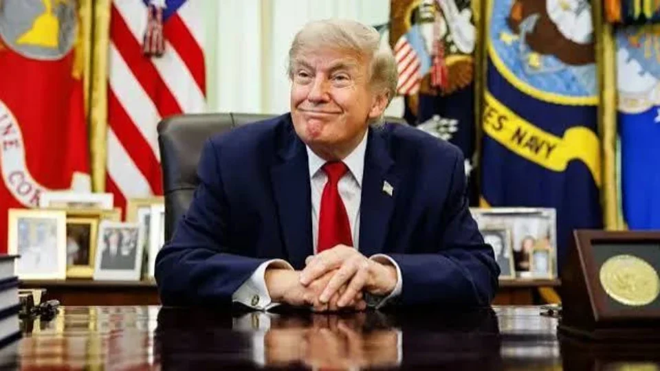 Trump manda postos baixar gasolina e aciona Justiça