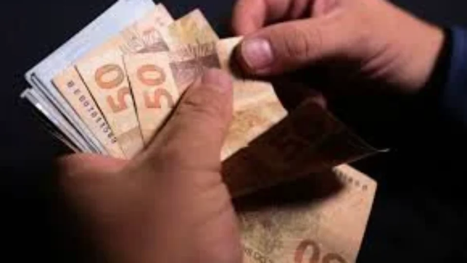 Crédito fácil impulsiona acesso dos jovens ao sistema financeiro, mas acende alerta para dívidas