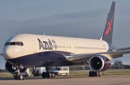 Seleção Brasileira decola para o Mundial em avião de luxo “emprestado” e com estampa da Azul