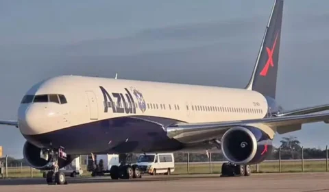 Seleção Brasileira decola para o Mundial em avião de luxo “emprestado” e com estampa da Azul