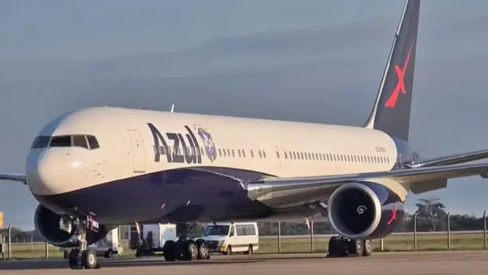 Seleção Brasileira decola para o Mundial em avião de luxo “emprestado” e com estampa da Azul