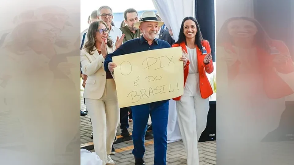 Lula aparece com cartaz “Pix é do Brasil” e transforma sistema de pagamento em bandeira política
