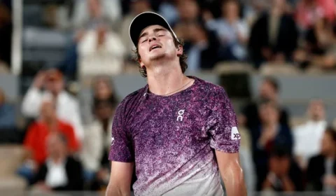 João Fonseca luta, mas dá adeus a Roland Garros após revés para Mensik