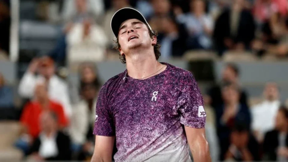 João Fonseca luta, mas dá adeus a Roland Garros após revés para Mensik