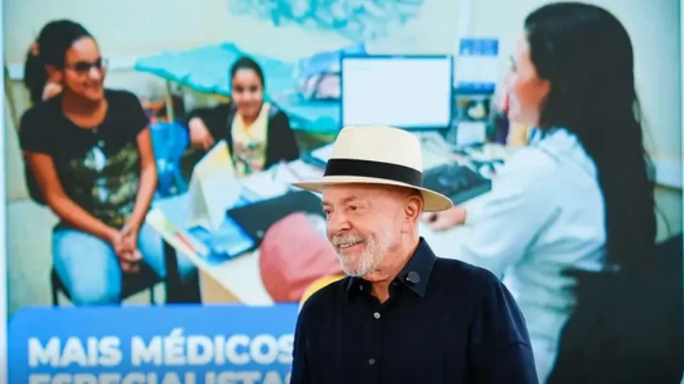 Lula responsabiliza clã Bolsonaro por ataque dos EUA ao Pix e taxação
