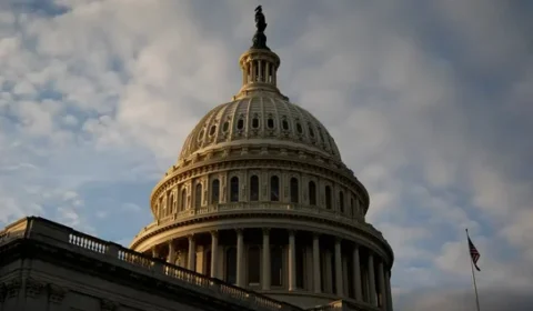 Deputados dos EUA apoiam regra que limita poderes de Trump contra Irã