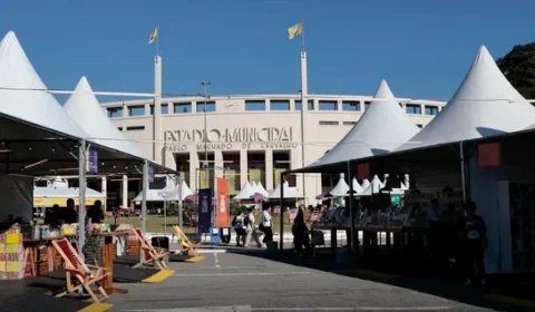Feriado em SP tem programação gratuita em feira do livro no Pacaembu