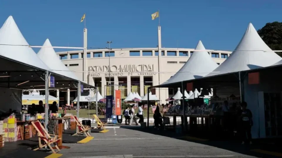 Feriado em SP tem programação gratuita em feira do livro no Pacaembu