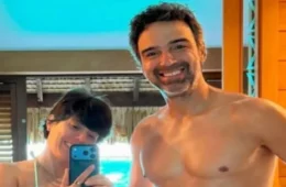 Tadeu Schmidt exibe boa forma em férias ao lado da esposa e vira assunto nas redes