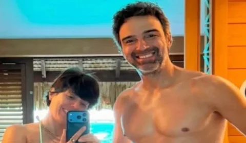 Tadeu Schmidt exibe boa forma em férias ao lado da esposa e vira assunto nas redes