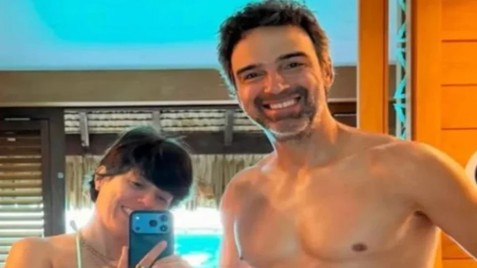 Tadeu Schmidt exibe boa forma em férias ao lado da esposa e vira assunto nas redes