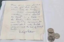 Funcionário encontra cápsula do tempo ”bizarra” de 1964 durante obra na Inglaterra