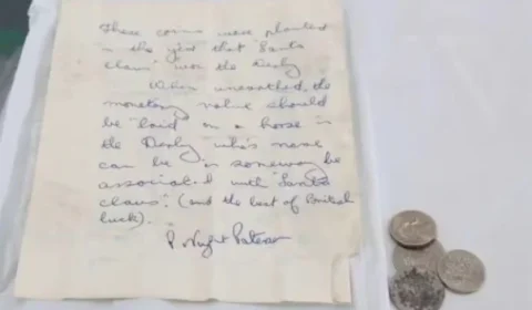 Funcionário encontra cápsula do tempo ”bizarra” de 1964 durante obra na Inglaterra