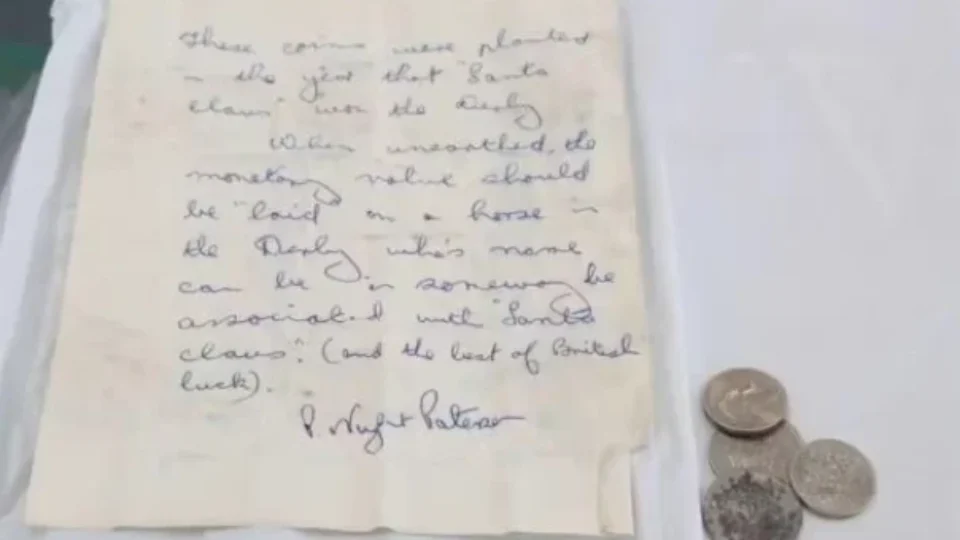 Funcionário encontra cápsula do tempo ”bizarra” de 1964 durante obra na Inglaterra