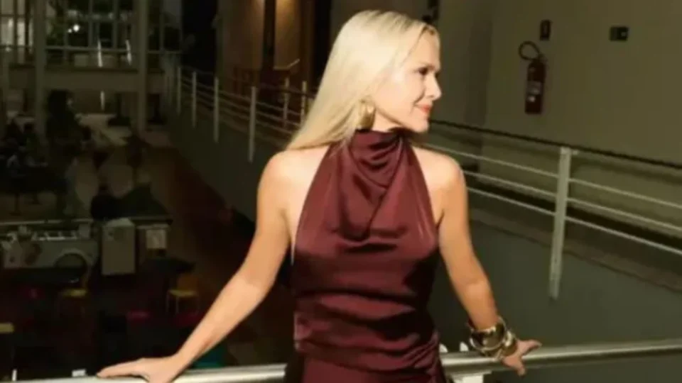 Eliana chora ao se despedir temporariamente das tardes de domingo na Globo por conta de torneio de futebol nos EU
