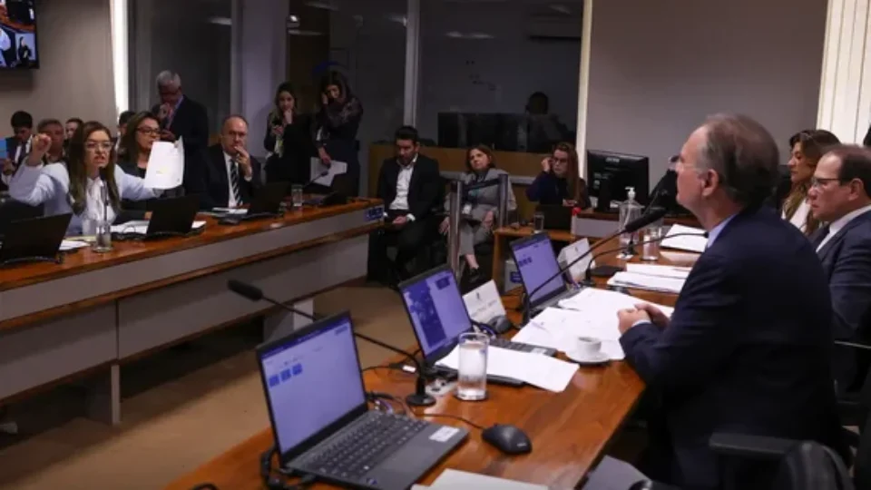 Senadores criticam falta de dados sobre socorro bilionário ao BRB