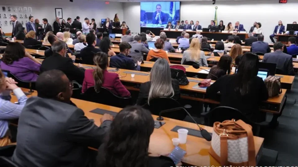 CCJ da Câmara adia análise da PEC da redução da maioridade penal