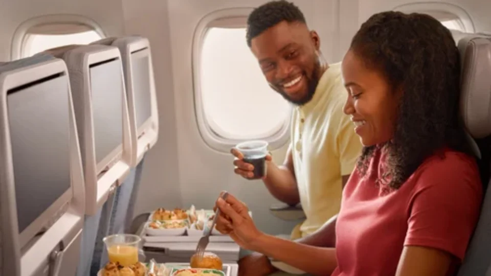 Emirates reaproveita 88 toneladas de plástico de serviços a bordo