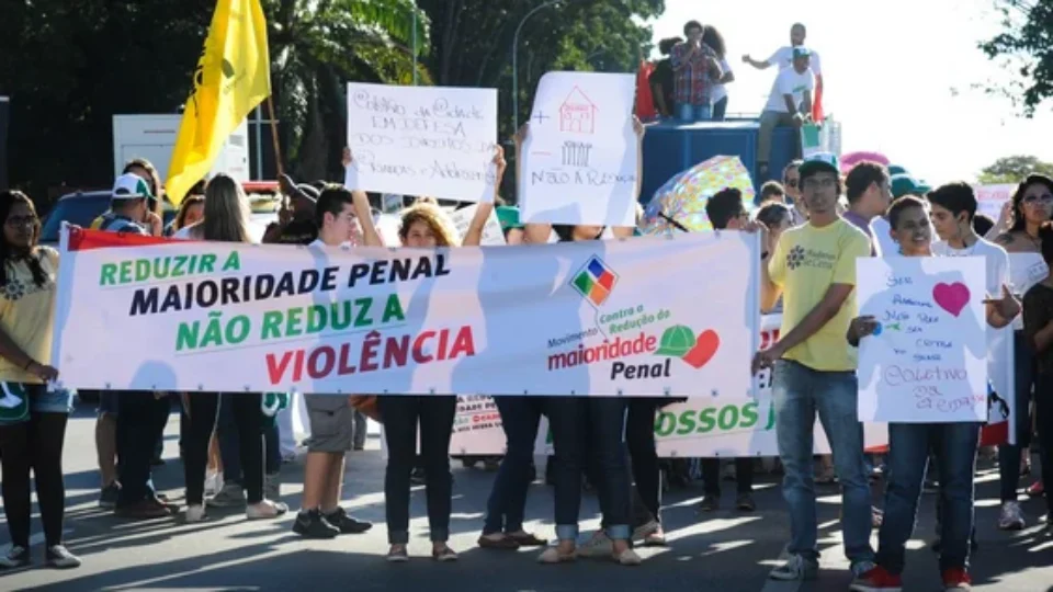 Entidades criticam projeto que reduz maioridade penal aprovado na CCJ